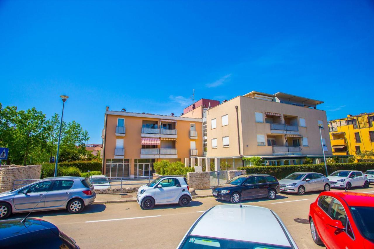 Apartment Dora Near Sea And Center With Private Garage Porec Exterior photo